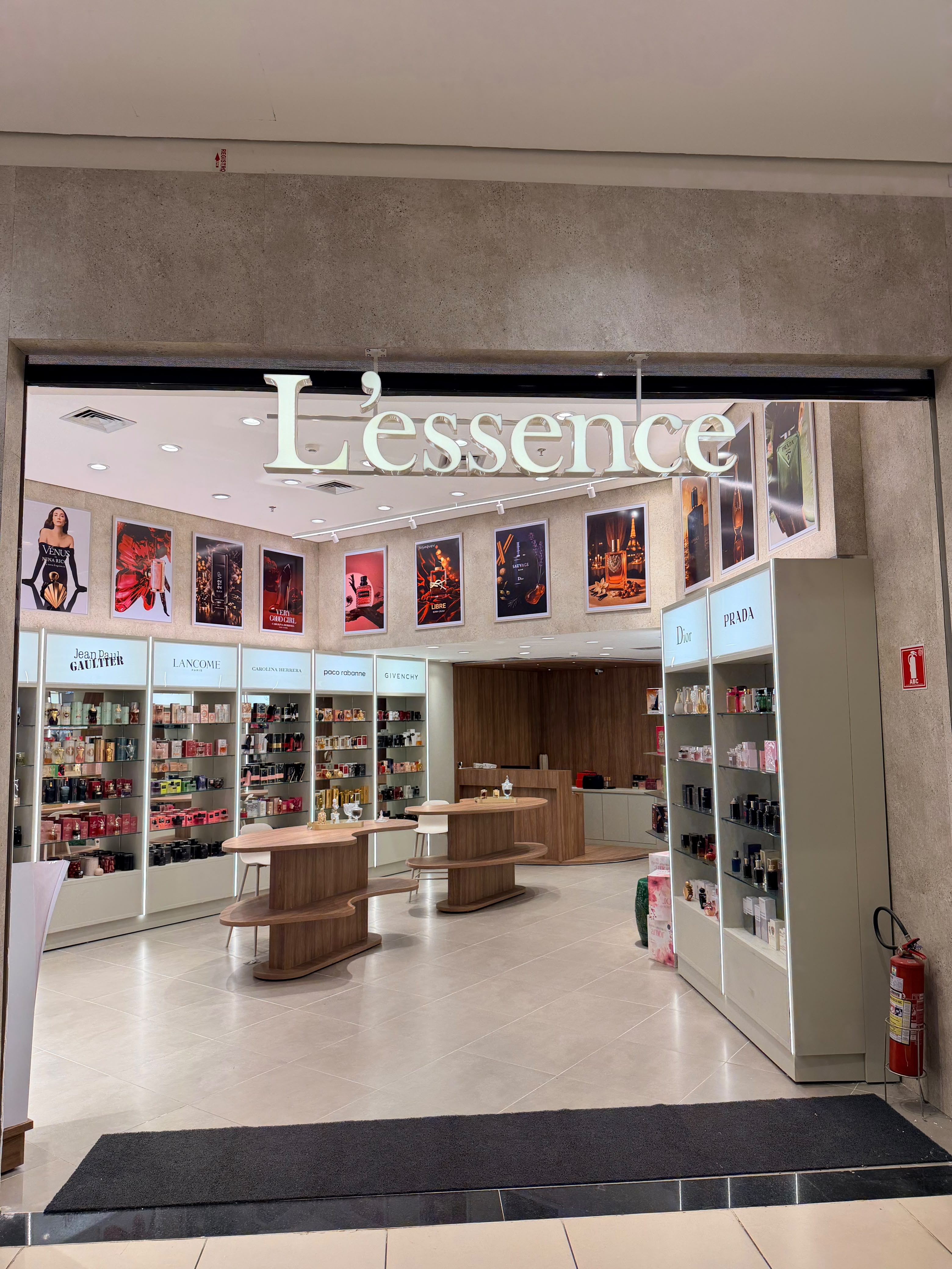 Fachada da L'Essence Perfumaria no Capim Dourado Shopping