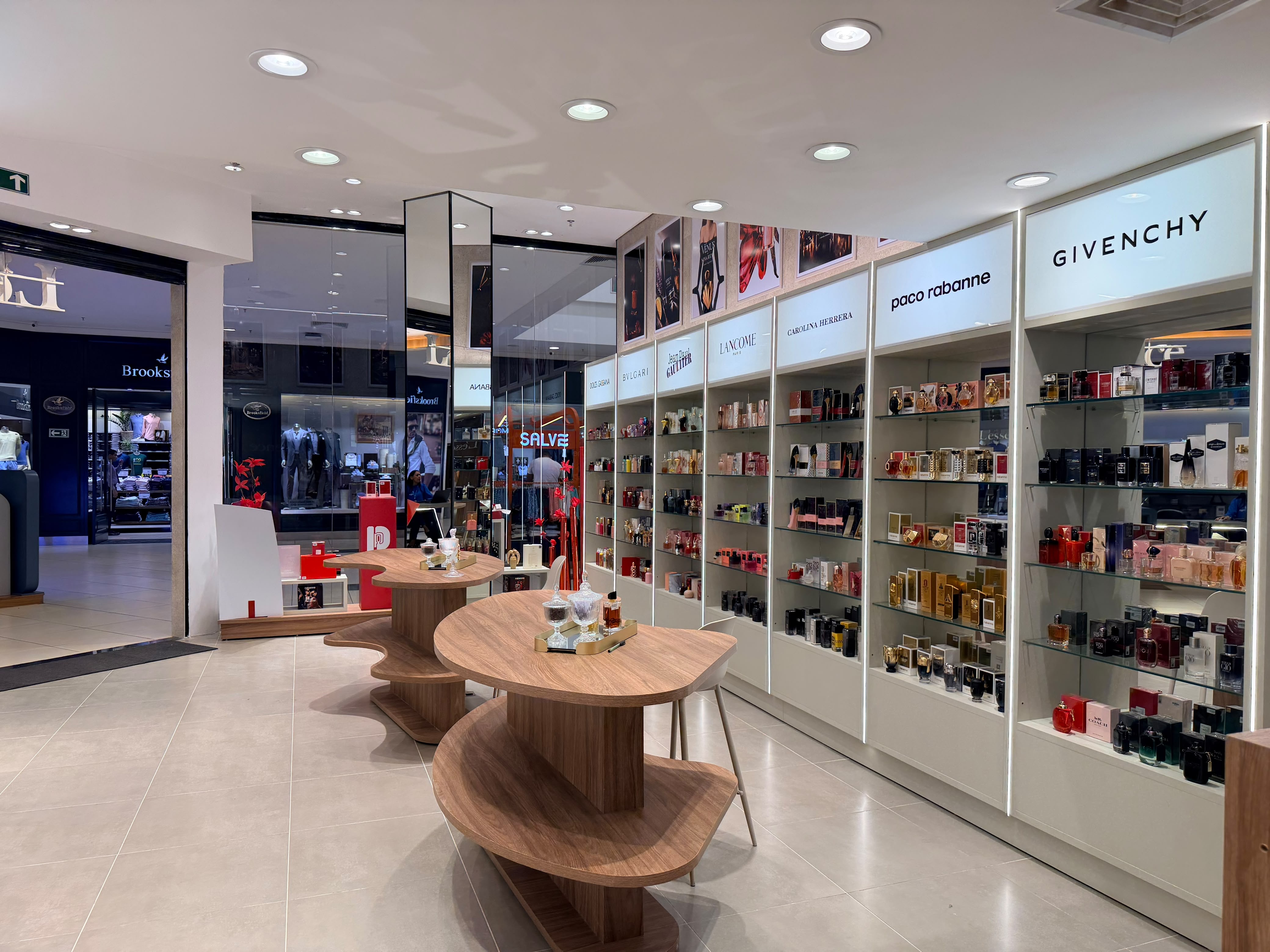 Prateleiras com fragrâncias premium Givenchy e Lancôme